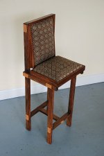 krzesło zrobione z derna łodzi